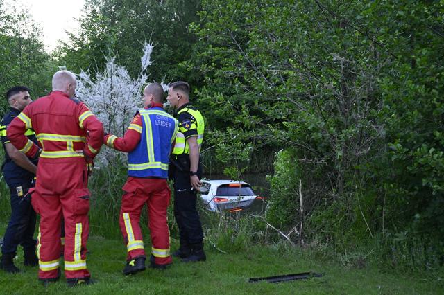 LIVE | Automobilist rijdt met hoge snelheid sloot bij Delfzijl in