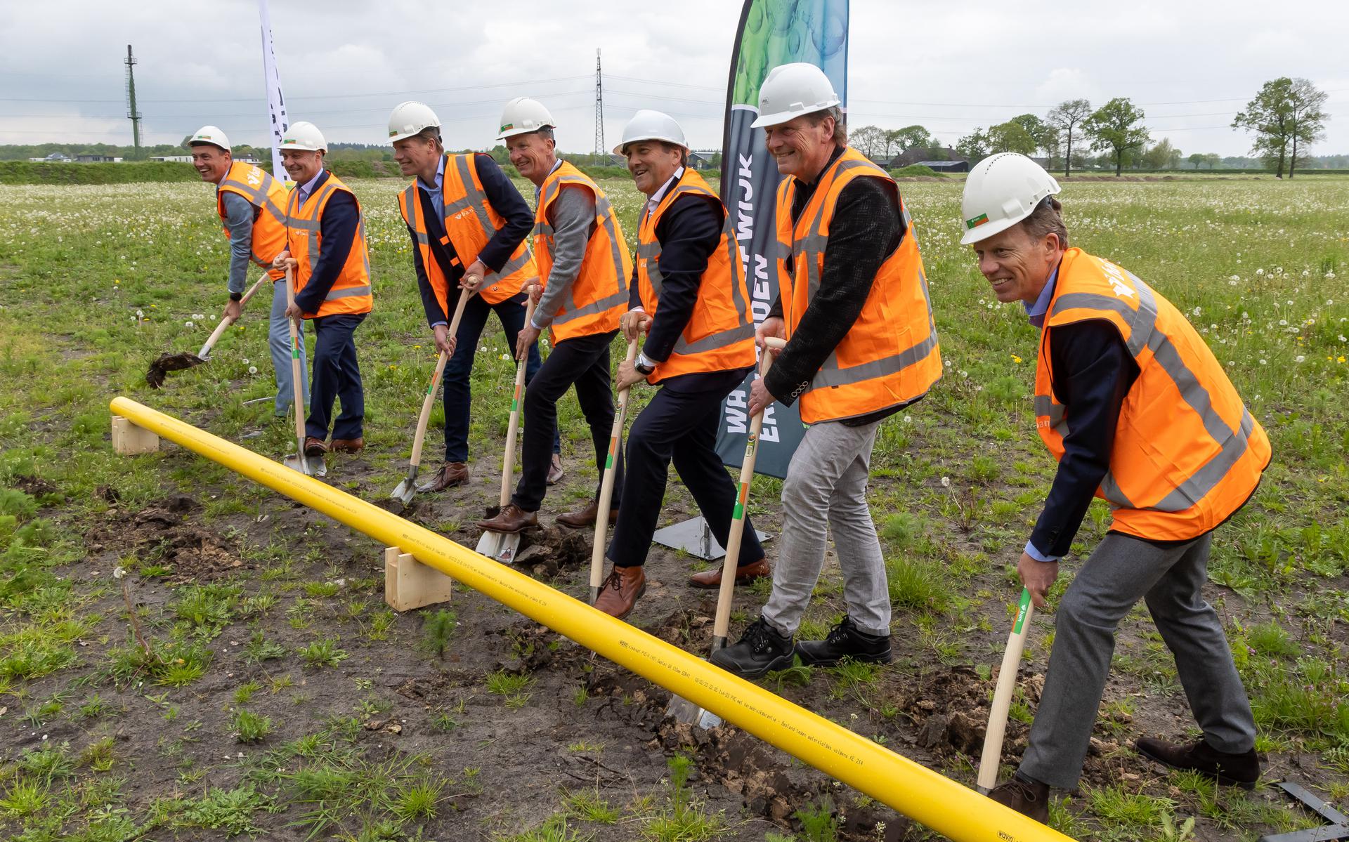 Bestuurders van bedrijven die betrokken zijn bij het waterstofproject in Hoogeveen graven symbolisch de eerste waterstofbuis in.