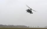 Een Apache-gevechtshelikopter boven oefenterrein Marnewaard bij Zoutkamp. 