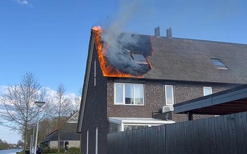 Grote dakbrand in hoekwoning in Hoogeveen slaat over naar naastgelegen huis