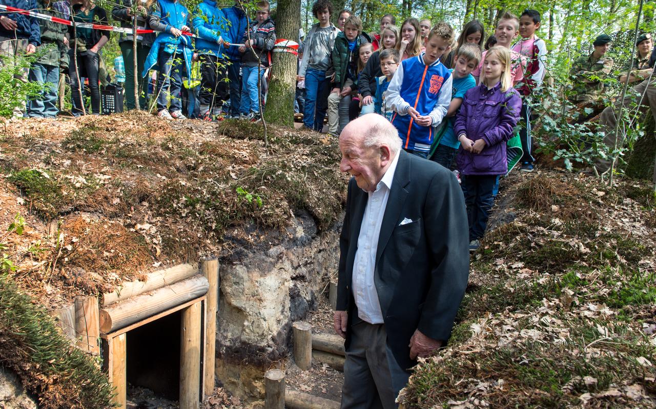 Verzetsman Max Léons in 2014 bij de ingang van het onderduikershol, dat hij in de Tweede Wereldoorlog heeft gegraven. Verzetsman Max Léons in 2014 bij de ingang van het onderduikershol, dat hij in de Tweede Wereldoorlog heeft gegraven.