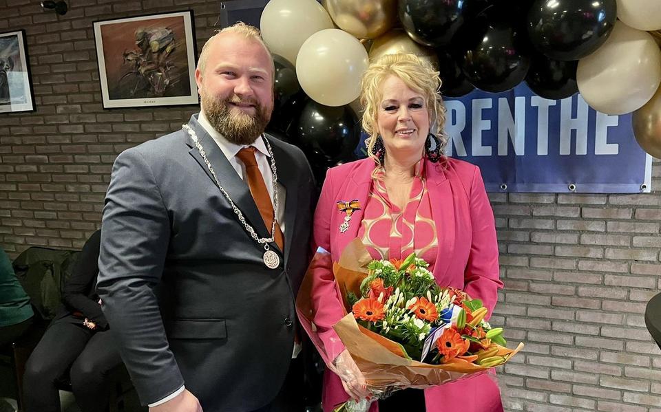 Burgemeester Martijn Breukelman heeft Marietje Benjamins-Ten Cate zojuist de koninklijke onderscheiding opgespeld.