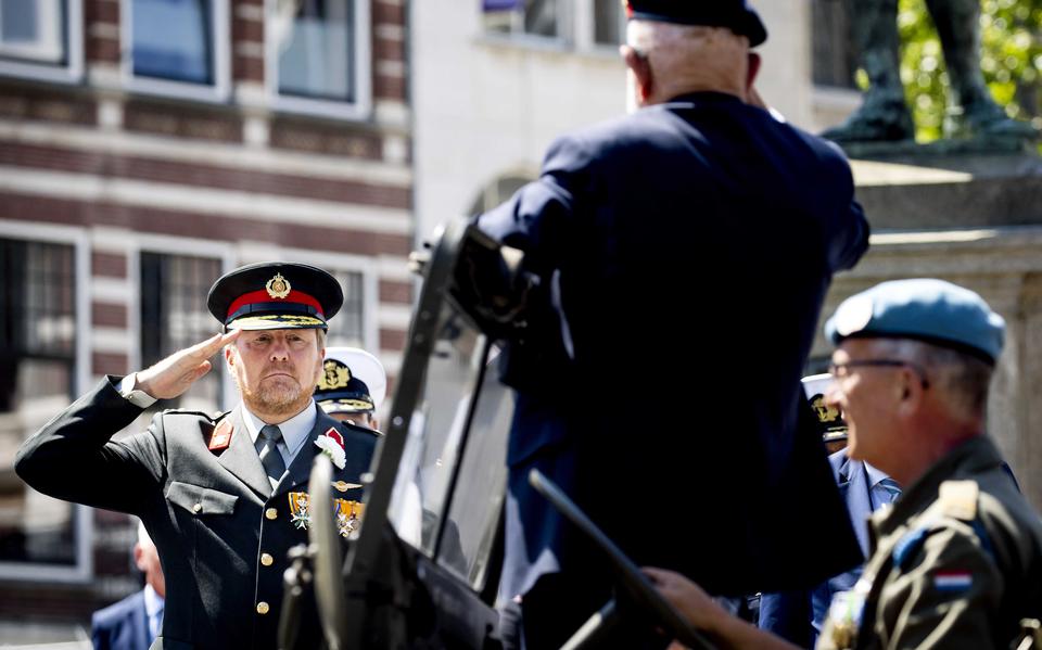 Koning Willem Alexander salueert veteranen tijdens het defile.