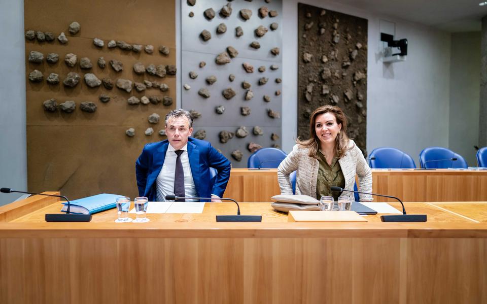 Mark Harbers, minister van Infrastructuur en Waterstaat, en Vivianne Heijnen, staatssecretaris van Infrastructuur en Waterstaat, tijdens een debat in de Tweede Kamer over de begroting van infrastructuur en waterstaat. 