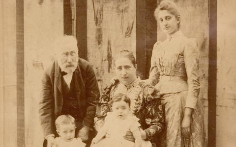 Israëls staat op de foto met zijn vrouw en dochter Mathilde en de oudste twee kleinkinderen.