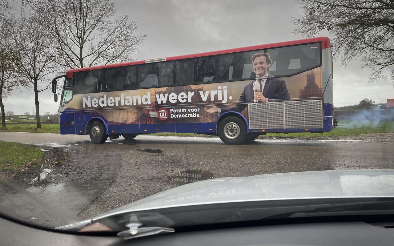 Forum voor Democratie liet de kerstmarkt bij Wijster op de eerste dag van de strenge lockdown gewoon doorgaan en maakte daarmee duidelijk tegen het coronabeleid te zijn. Forum voor Democratie liet de kerstmarkt bij Wijster op de eerste dag van de strenge lockdown gewoon doorgaan en maakte daarmee duidelijk tegen het coronabeleid te zijn.