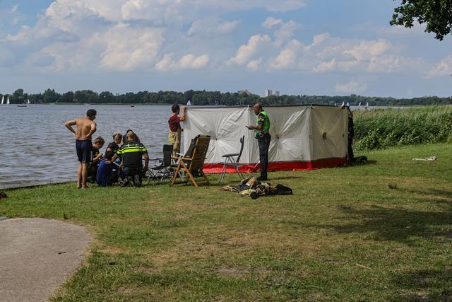 LIVE | Boom valt op caravan in Delfzijl. Auto slaat over de kop in Hooghalen