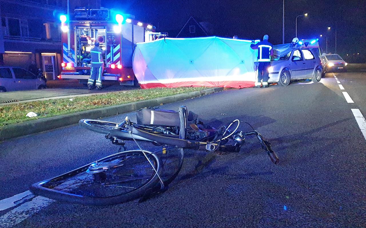 De fiets van het 78-jarige slachtoffer na het ongeval op de Lomanlaan in Hoogeveen in november 2020.