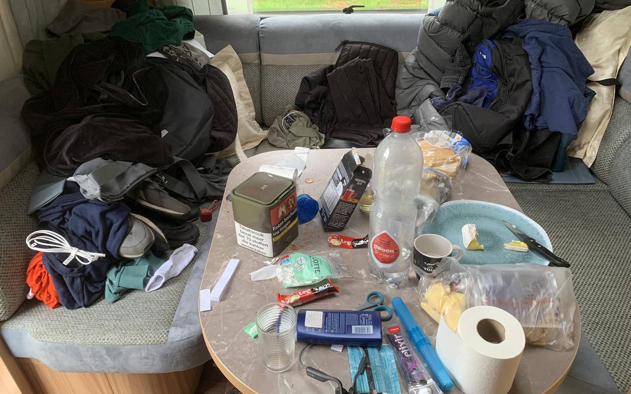In de caravan op camping De Berghoeve resteerde een flinke rommel, de campingeigenaars haalden er zo vijf zakken met spullen uit.