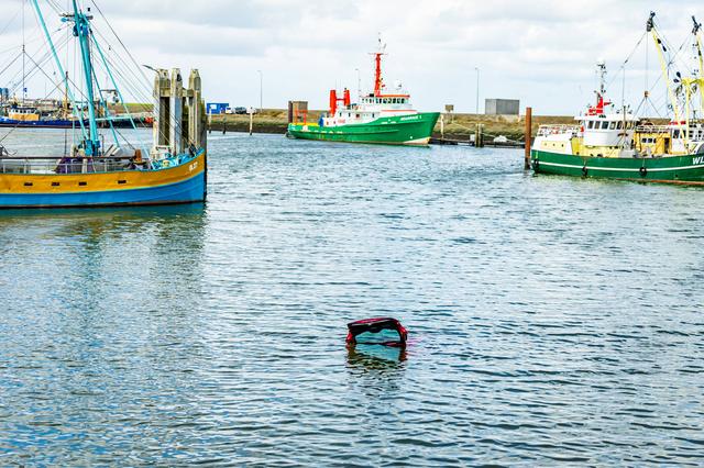LIVE | Auto te water in haven Lauwersoog en auto belandt in bosjes langs A28 bij Assen