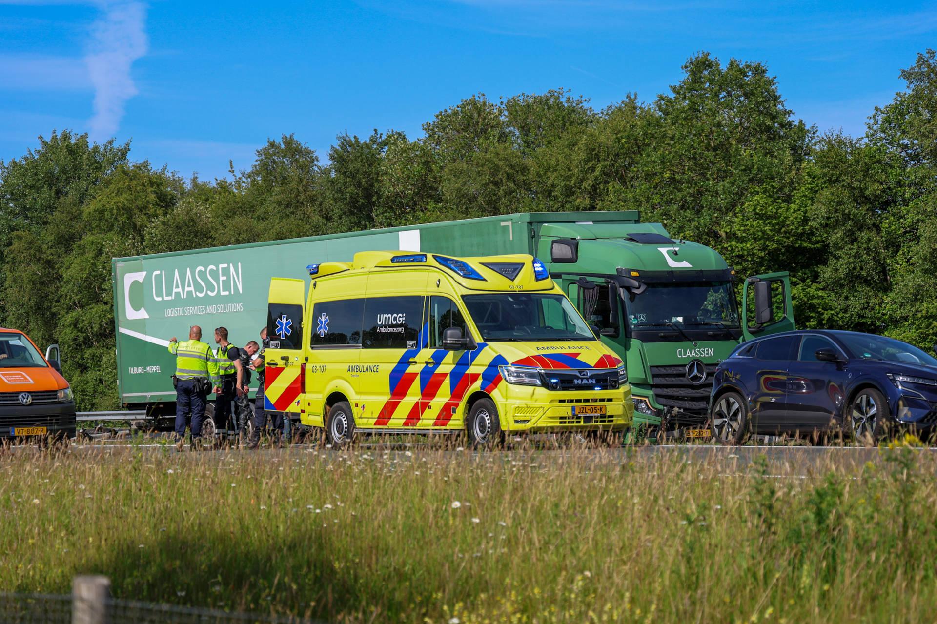 LIVE | Vrachtwagen ramt vangrail op A28 bij Hooghalen en nepagenten actief in Assen en Smilde