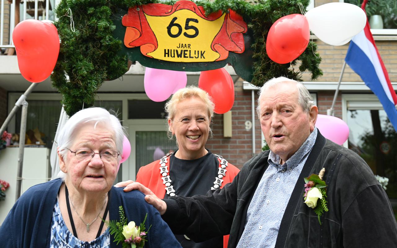 Lucas en Jantje Zomer zijn dankbaar voor hun 65ste huwelijksjubileum. Burgemeester Inge Nieuwenhuizen kwam het paar feliciteren.