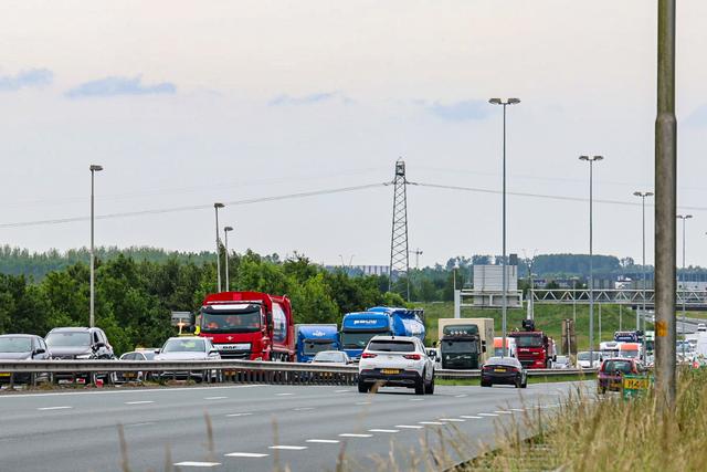 LIVE | Autobrand op Mensumaweg in Tolbert en vuilniswagen eindigt tegen vangrail bij Dieverbrug