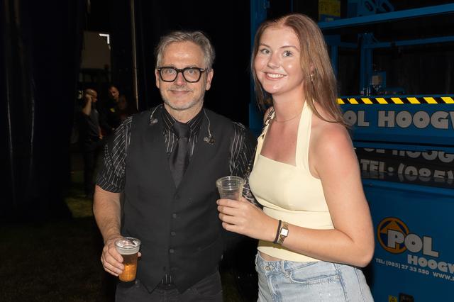 Anna (19) uit Rolde scoort selfie met Guus Meeuwis op Muziekweekend Pesse. ‘Met hem is het altijd fe