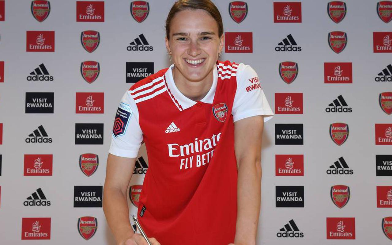 Vivianne Miedema tekent haar nieuwe contract bij Arsenal.
