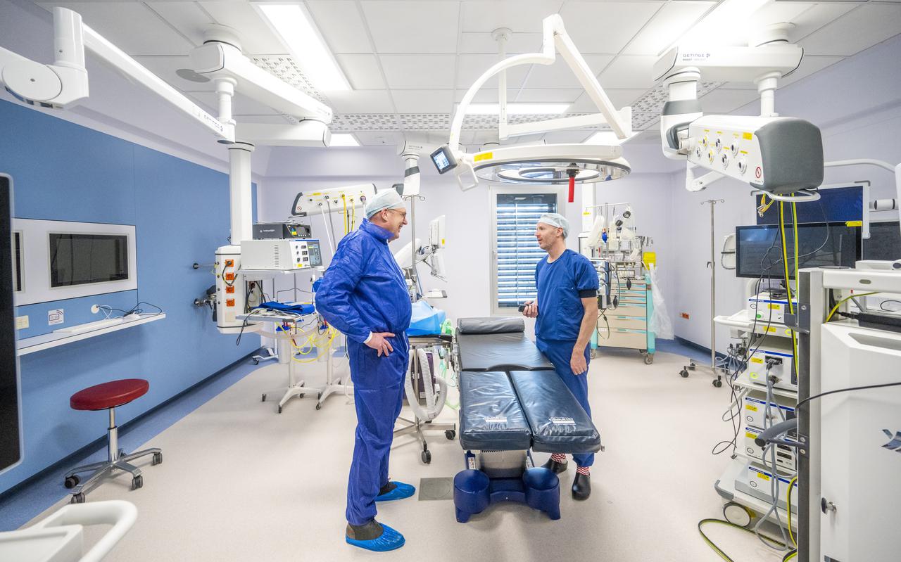 Melchior Oldenburger (r), hoofd operatiecentrum, en Ingo Vos, manager Bouw in een nieuwe operatiekamer in het Wilhelmina Ziekenhuis Assen.
