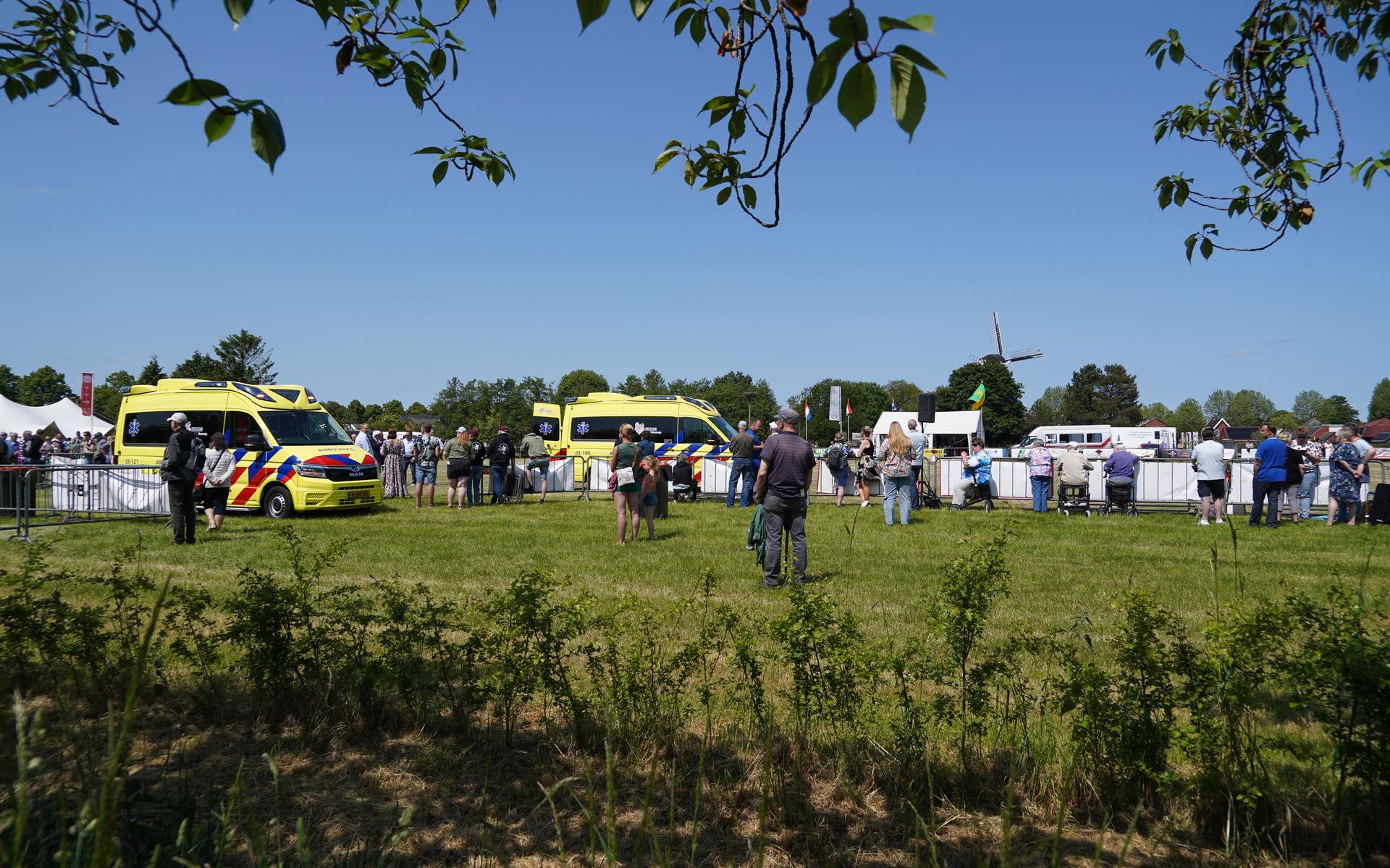 Twee ambulances bij Paardenshow Peize, waar een echtpaar gewond raakte bij een ongeluk met een paard.                 