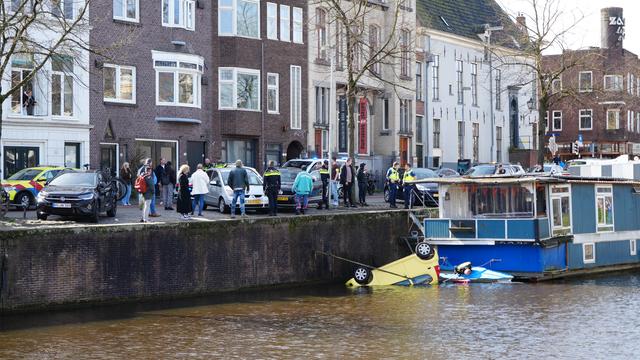 LIVE | Auto belandt in kanaal na politieachtervolging in Emmen en gewonden door botsing op N46 bij W
