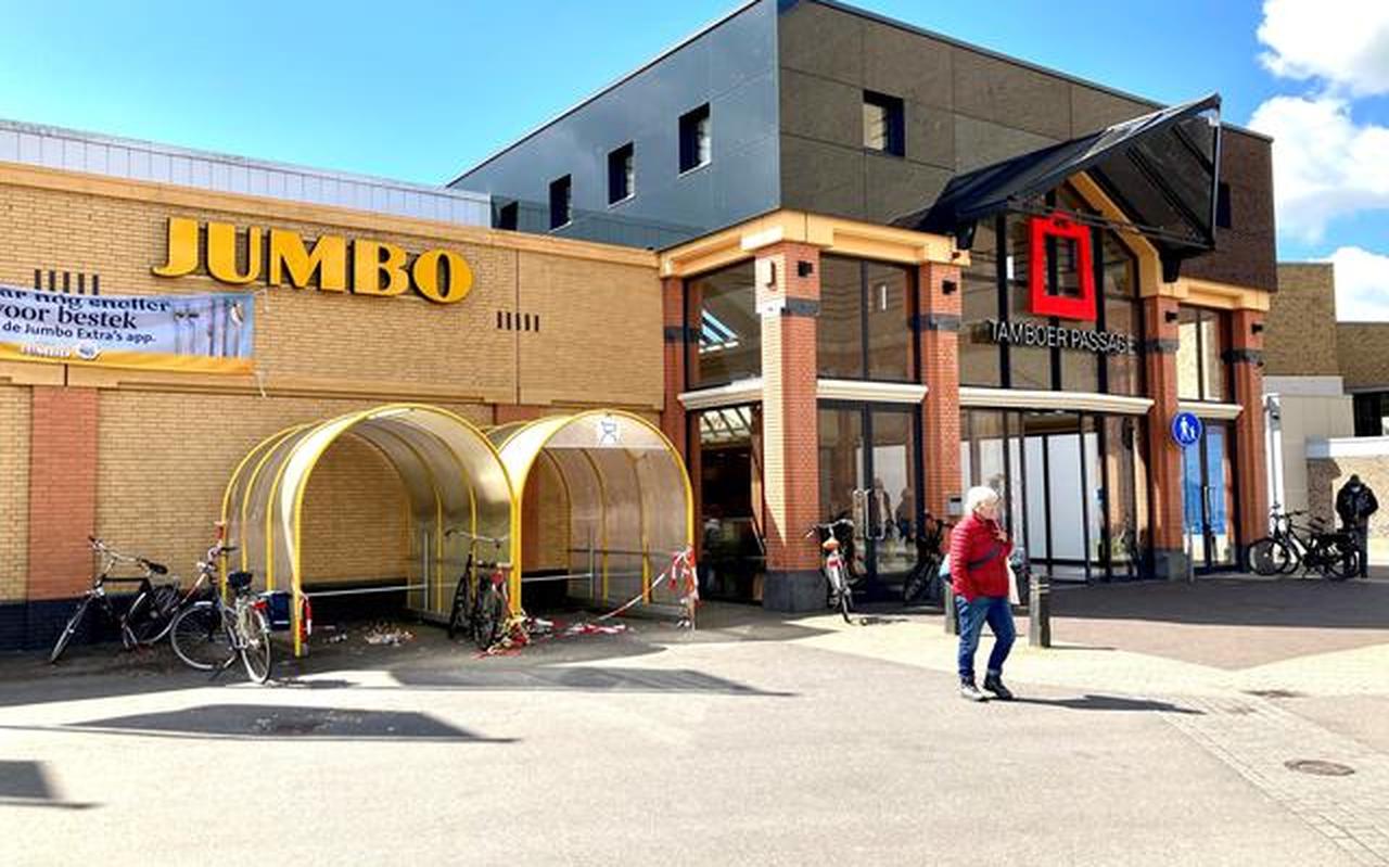 Volgens de gemeente hebben al twaalf ondernemers in de Tamboerpassage subsidie ontvangen om hun zaak te verplaatsen naar het zogeheten kernwinkelgebied, in de Hoofdstraat tussen de Raadhuisstraat en Het Kruis. Volgens de gemeente hebben al twaalf ondernemers in de Tamboerpassage subsidie ontvangen om hun zaak te verplaatsen naar het zogeheten kernwinkelgebied, in de Hoofdstraat tussen de Raadhuisstraat en Het Kruis.