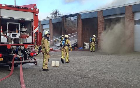 Uitslaande brand verwoest loods achter autobedrijf in Kerkenveld.