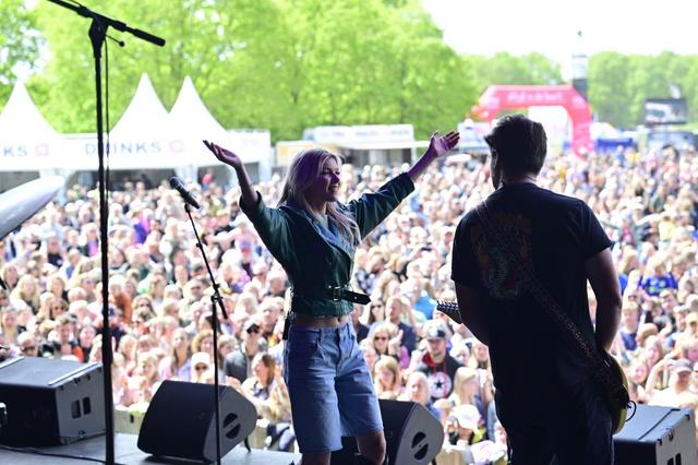 Chef’Special, Ellen ten Damme met Noordpoolorkest en Marc Floor op Bevrijdingsfestival Drenthe in As