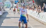 Van Gestel komt in Hoogeveen als winnaar van de Ronde van Drenthe over de streep.