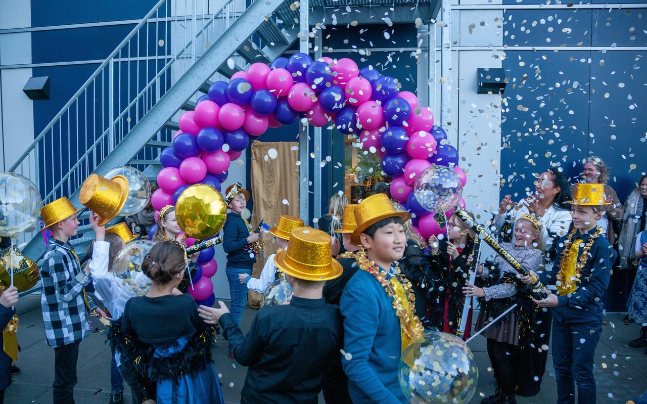 De nieuwe 10-14 route in Hoogeveen wordt feestelijk geopend door de leerlingen. De nieuwe 10-14 route in Hoogeveen wordt feestelijk geopend door de leerlingen.