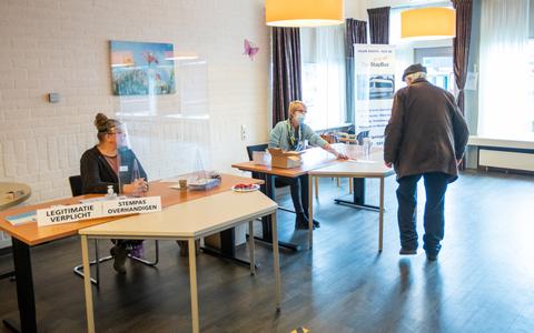 Een stembureau in woonzorgcentrum De Renselheerdt in Winschoten tijdens de verkiezingen van 2021.