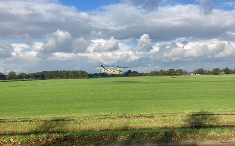 Een heli landt voor de oefening Falcon Autumn in een weiland bij De Wijk.