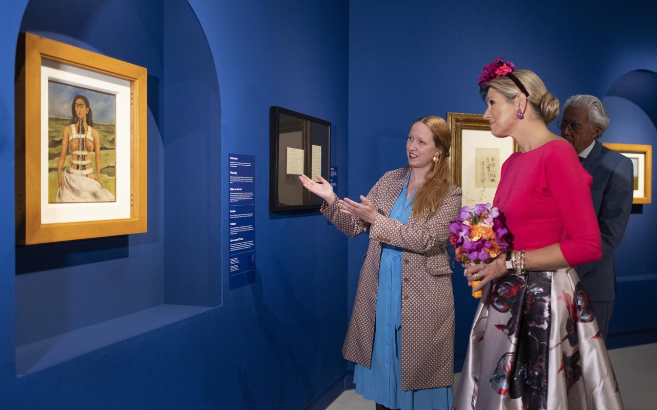 Koningin Máxima bij de opening van de tentoonstelling Viva la Frida! - Life and art of Frida Kahlo met conservator Annemiek Rens en Harry Tupan, algemeen directeur Drents Museum. Koningin Máxima bij de opening van de tentoonstelling Viva la Frida! - Life and art of Frida Kahlo met conservator Annemiek Rens en Harry Tupan, algemeen directeur Drents Museum.