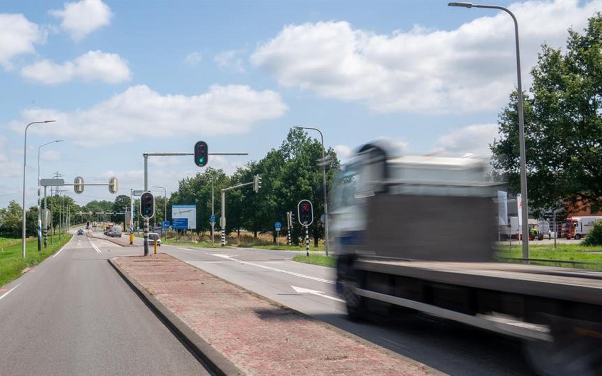 Vooral in de spits staat het verkeer op de Middenveldweg in Hoogeveen vast