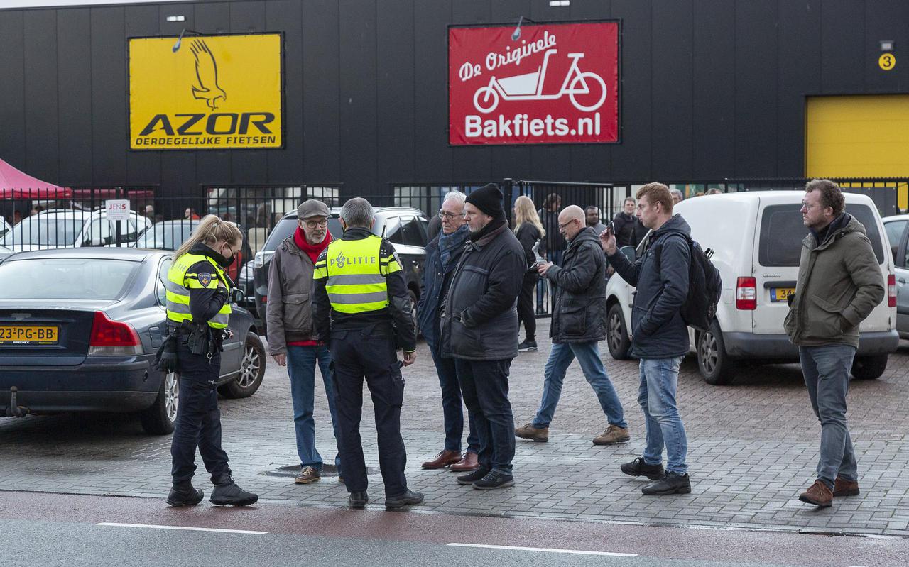 Politie en handhavers bij de bijeenkomst bij Azor Bike in Hoogeveen, afgelopen zondag.