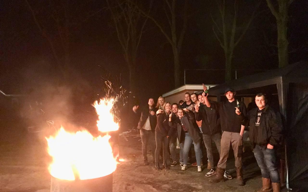 De jongeren vieren de jaarwisseling nu op de parkeerplaats bij het voetbalveld aan de Heidelaan. De jongeren vieren de jaarwisseling nu op de parkeerplaats bij het voetbalveld aan de Heidelaan.