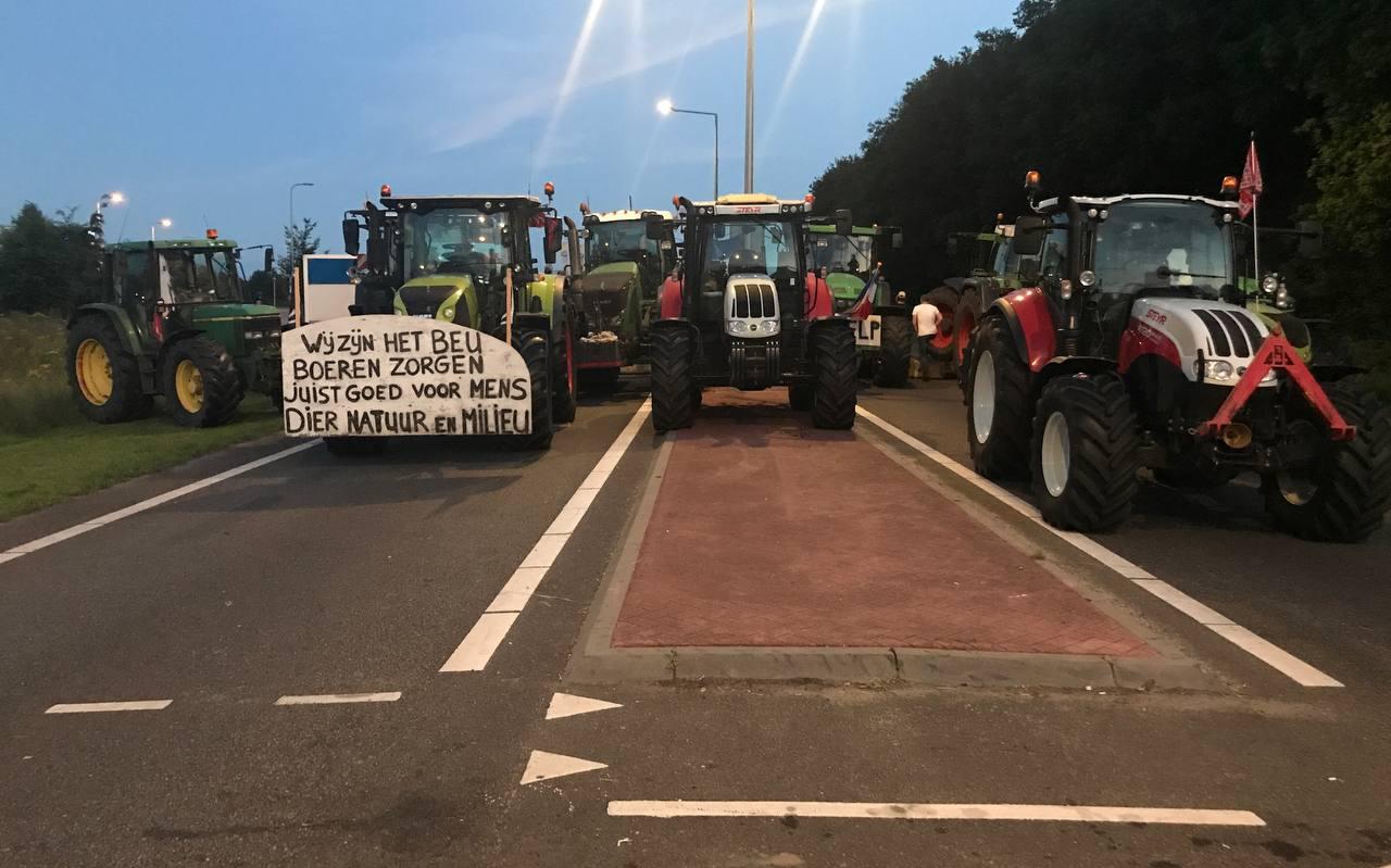 Het is druk op het viaduct bij het distributiecentrum van Jumbo in Beilen dat al de hele dag wordt geblokkeerd door protesterende boeren en sympathisanten. 