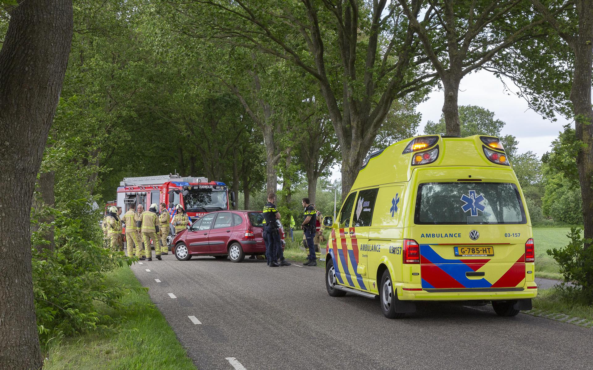 Een automobilist knalde vrijdagmiddag tegen een boom op de Jan Haarstraat in Kerkenveld.