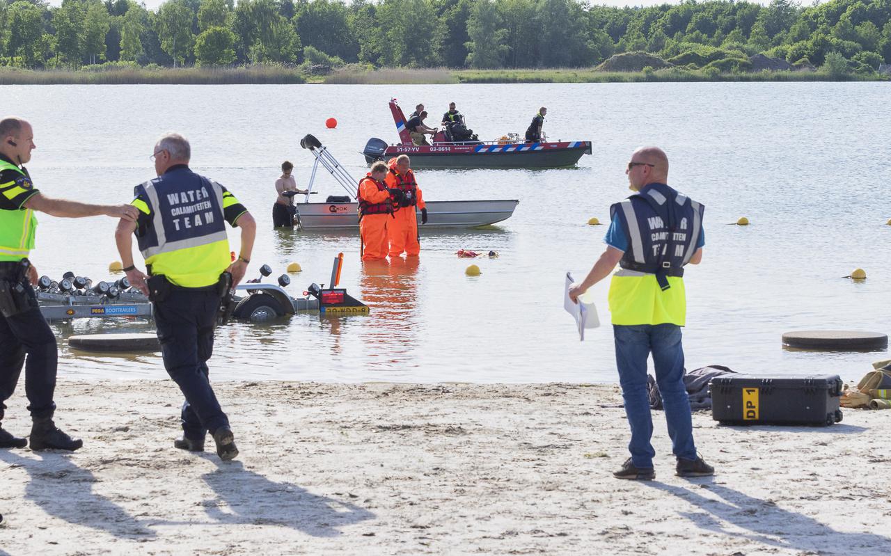 Zoekactie met meerdere duikteams en Mobiel Medisch Team (MMT) naar de zondag onder water geraakte jonge bewoner AZC op Strand Nijstad. Hij werd rond middernacht gevonden.