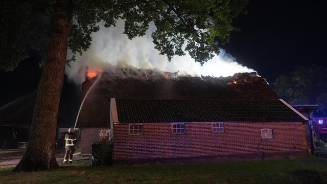 LIVE | Brand in rietgedekte woonboerderij Coevorden door blikseminslag