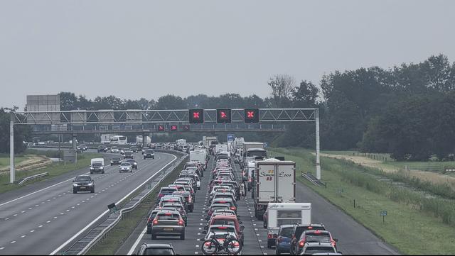 LIVE | Auto slaat over de kop op A28 bij Meppel, weg in noordelijke richting dicht