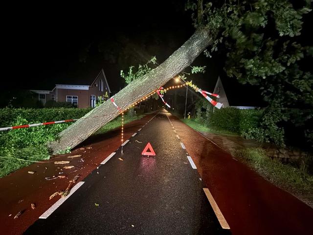 LIVE | Boom belandt op auto in ‘t Haantje, storing op Driebondsbrug en A7 tussen Marum en Boerakker 