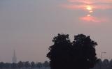 Een opname van de gedeeltelijke zonsverduistering op 31 mei 2003. Bewolking bedekt een deel van de 'ingedeukte' zon.
